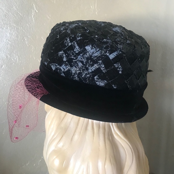 ELEGANT VINTAGE BLACK STRAW HAT WITH FUCHSIA FLOWER AND DOTTED VEIL main image 6